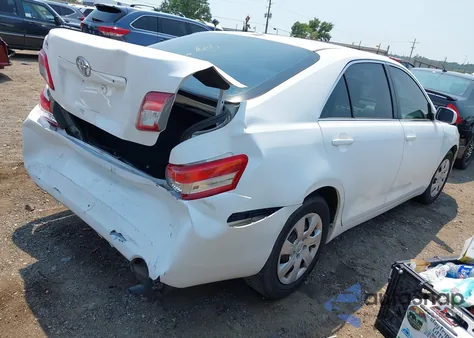 2011 Toyota Camry Le z USA, uszkodzony, nr VIN 4T1BF3EK1BU703696